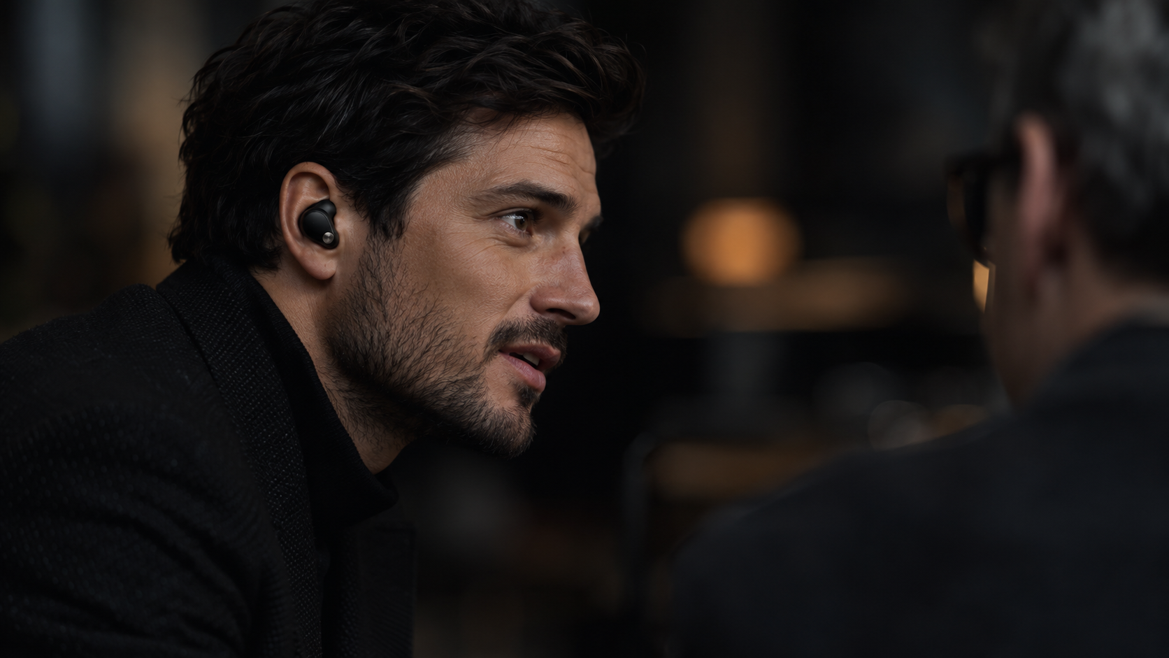 Una persona en una conversación en vivo usa un auricular para apoyo lingüístico